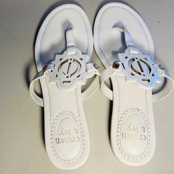 Crown and Ivy Sandals - Picture 3 of 11